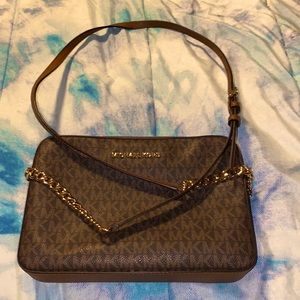 Jet set large printed logo crossbody bag